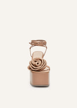 Load image into Gallery viewer, SS23 PLATFORM FLOWER SANDALS CROCHET NUDE