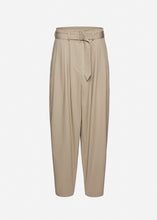 Load image into Gallery viewer, Pleated tapered trousers in beige
