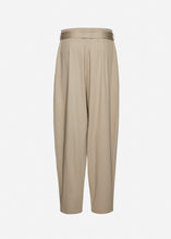 Load image into Gallery viewer, Pleated tapered trousers in beige
