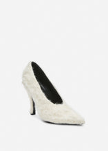 Load image into Gallery viewer, Loomed sculptural pumps in cream
