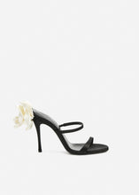 Load image into Gallery viewer, Flower heel leather sandals in black satin
