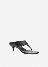 Load image into Gallery viewer, Thong sandals in black leather
