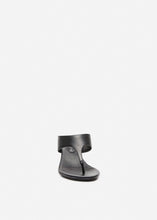 Load image into Gallery viewer, Thong sandals in black leather
