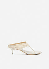 Load image into Gallery viewer, Thong sandals in crochet cream
