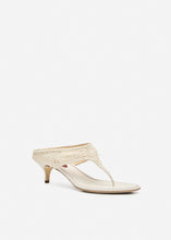 Load image into Gallery viewer, Thong sandals in crochet cream
