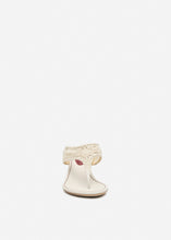 Load image into Gallery viewer, Thong sandals in crochet cream
