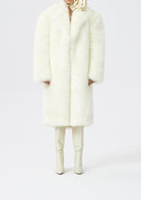 Load image into Gallery viewer, AW22 COAT FAUX FUR 02 WHITE
