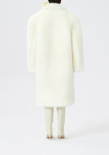 Load image into Gallery viewer, AW22 COAT FAUX FUR 02 WHITE
