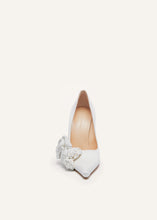 Load image into Gallery viewer, AW23 PUMPS SATIN CREAM PATCH CRYSTALS
