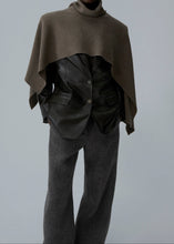 Load image into Gallery viewer, Wool cape in light brown
