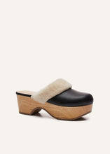 Load image into Gallery viewer, RE22 CLOSED CLOG BLACK NAPPA FUR
