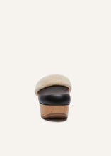 Load image into Gallery viewer, RE22 CLOSED CLOG BLACK NAPPA FUR

