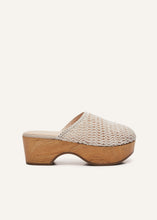 Load image into Gallery viewer, RE22 CLOSED CLOG IVORY CROCHET
