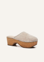 Load image into Gallery viewer, RE22 CLOSED CLOG IVORY CROCHET
