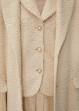 Load image into Gallery viewer, Fitted bouclé blazer in beige
