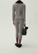 Load image into Gallery viewer, Cropped knitwear leggings in light grey
