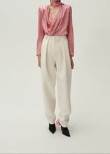 Load image into Gallery viewer, Tapered wool trousers in cream
