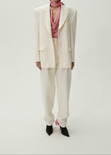 Load image into Gallery viewer, Tapered wool trousers in cream
