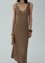 Load image into Gallery viewer, RE25 KNITWEAR 15 DRESS BROWN
