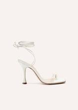 Load image into Gallery viewer, SS21 THIN SANDALS CREPE CREAM

